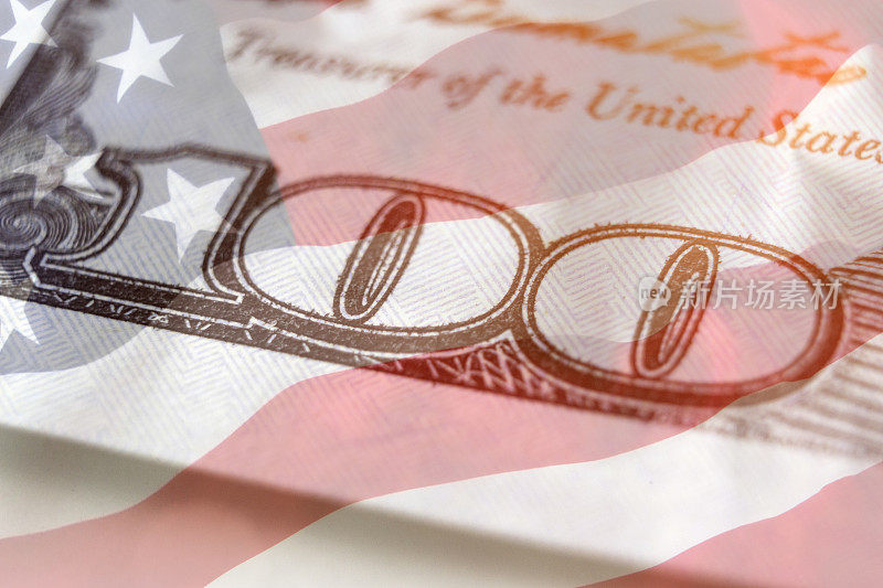 以美国国旗为背景的百元美钞。美元的背景。One hundred.经济、储蓄和美元。